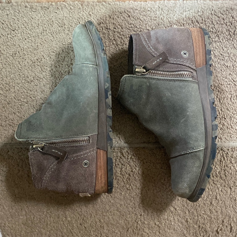 Sorel ankle booties size 7.5 (w) GUC